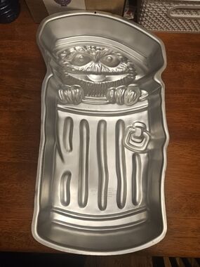 Oscar the Grouch Wilton Character Cake Pan - Silver